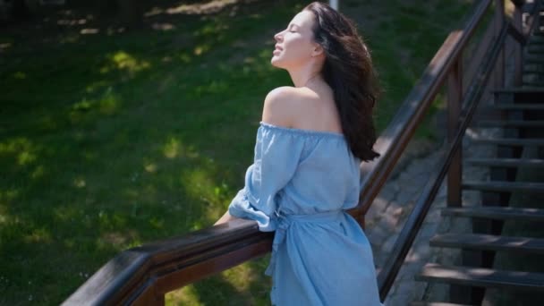 Hermosa Mujer Vestido Moda Verano Caminando Por Las Escaleras Centro — Vídeos de Stock