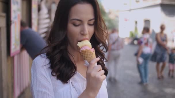 Lezzetli Tatlı Dondurma Yiyen Güzel Esmer Kadın Kentsel Yaz Açık — Stok video