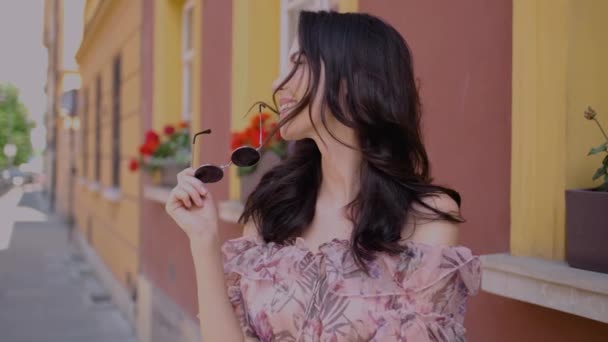 Moda Chica Estilo Hipster Posando Las Calles Ciudad Verano Vestido — Vídeo de stock