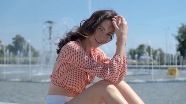 Retrato Una Hermosa Chica Con Ropa Verano Colorida Sentada Cerca — Vídeo de stock