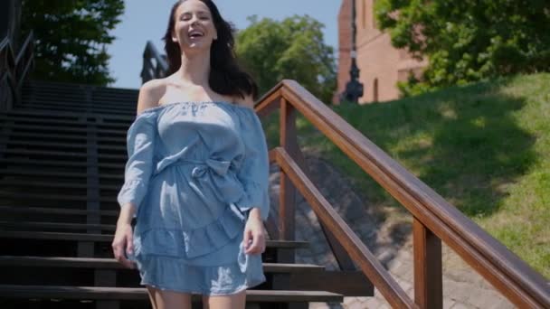 Красива Жінка Літній Модній Сукні Йде Сходах Посеред Міста Посміхаючись — стокове відео