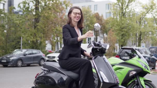 Pewna Siebie Elegancka Kobieta Czarnym Garniturze Okularach Siedząca Motocyklu Przeciwko — Wideo stockowe