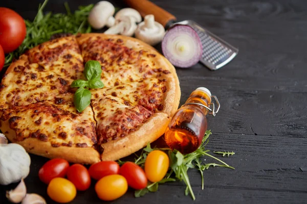Pizza Bergaya Amerika Yang Segar Dengan Berbagai Macam Bahan Sampingnya — Stok Foto