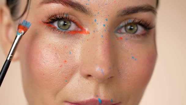 Olho Close Bela Fêmea Com Maquiagem Colorida Brilhante Olhos Azuis — Vídeo de Stock
