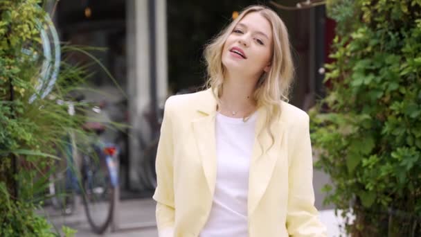 Positive Junge Frau Eleganten Outfit Lächelt Und Blickt Die Kamera — Stockvideo
