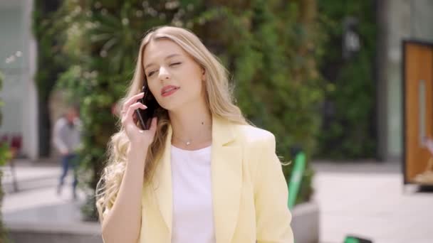 Pozitivní Mladá Žena Módní Oblečení Usmívá Dívá Stranou Zatímco Telefon — Stock video