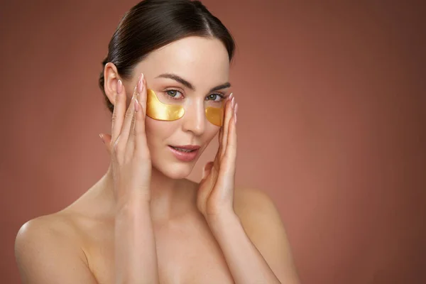 Menina Jovem Atraente Com Manchas Oculares Tocando Rosto Olhando Para — Fotografia de Stock