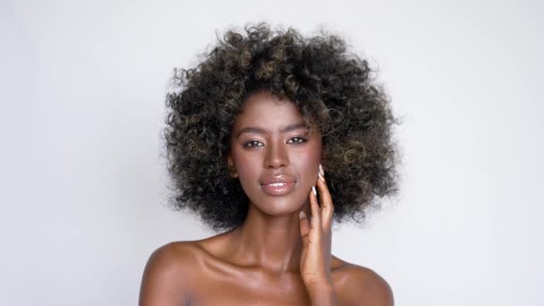 Schöne Afrikanische Frau Mit Lockigem Afro Haar Die Vor Grauem — Stockvideo