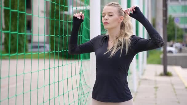 Junge Blonde Frau Schwarzem Sporthemd Und Leggings Mit Verschränkten Armen — Stockvideo