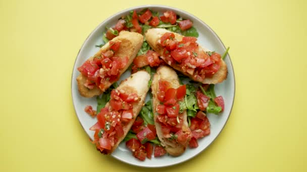 Homemade Italian Tomato Bruschetta Basil Поставив Тарілку Вгорі Плоть Лежала — стокове відео