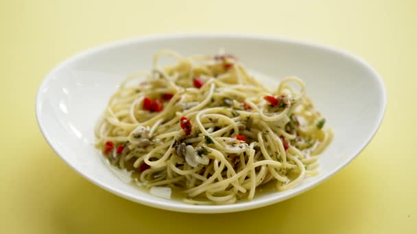 Traditional Italian Dish Spaghetti Agilo Olio Spicy Chilli Peppers Olive — Wideo stockowe