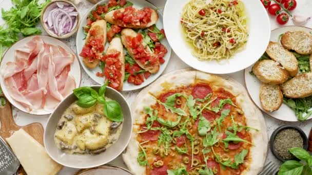Различные Итальянские Блюда Подаются Тарелках Пицца Макароны Хлеб Брускетта Прошутто — стоковое видео