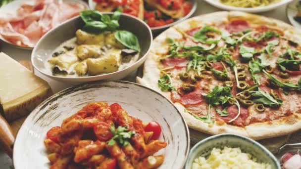 Zbliżenie Przędzenia Różnych Włoskich Potraw Takich Jak Spaghetti Pizza Bruschetta — Wideo stockowe