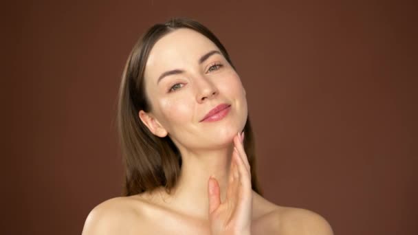 Hermosa Mujer Atractiva Con Piel Natural Cabello Castaño Mirando Cámara — Vídeos de Stock