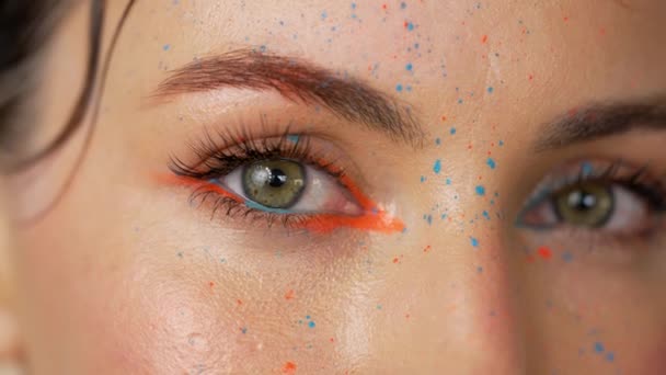 Detailní Záběr Obilí Ženské Oči Pestrobarevným Rozstříknutým Make Upem Při — Stock video