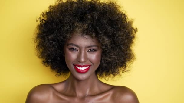 Shirless Zwarte Vrouw Met Afro Kapsel Rode Lippen Verzenden Lucht — Stockvideo