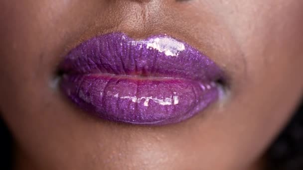 Close Shot Purple Glowing Wet Makup Lips Beautiful African Ethnic — Stock videók