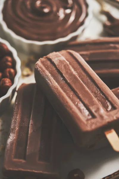 Suklaa Mehujäitä Hasselpähkinöitä Tarjoillaan Sulanut Suklaa Valkoisella Lautasella Top Näkymä — kuvapankkivalokuva