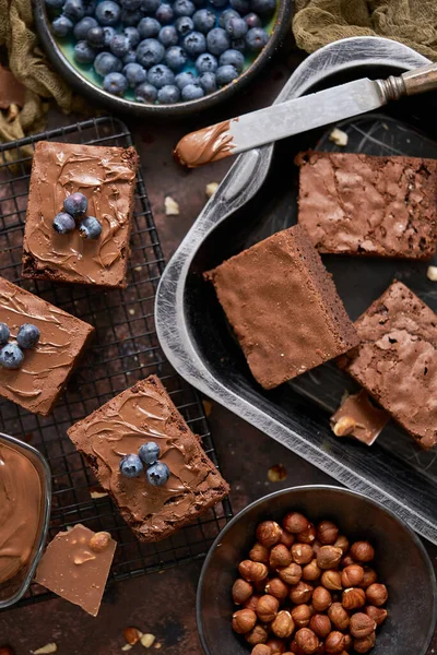 Composition Fresh Homemade Chocolate Brownie Squares Melting Chocolate Fresh Blueberries — Stockfoto