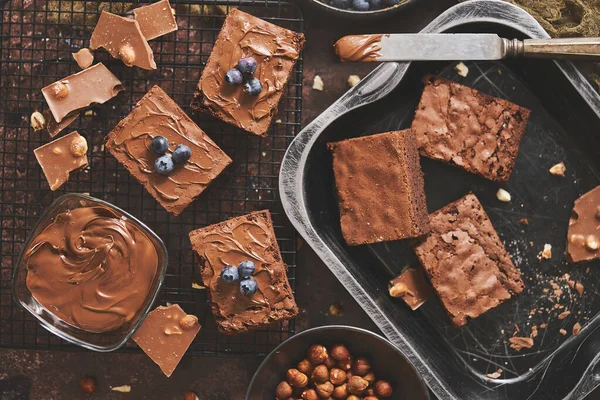Koostumus Tuoreita Kotitekoisia Suklaa Brownie Neliöt Sulaa Suklaata Tuoreita Mustikoita — kuvapankkivalokuva