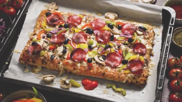 Köstliche Hausgemachte Rechteckige Pfefferoni Pizza Auf Einem Rustikalen Tisch Mit — Stockvideo