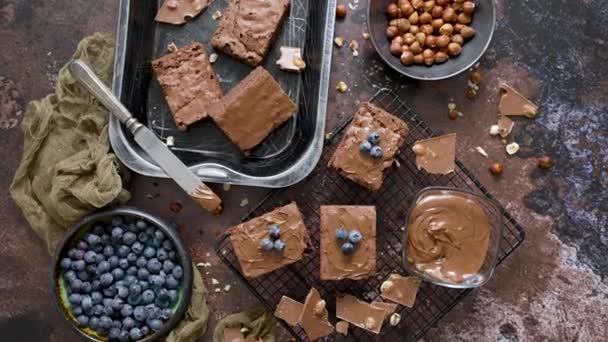 Összetétele Friss Házi Csokoládé Brownie Négyzetek Olvadó Csokoládé Friss Áfonya — Stock videók