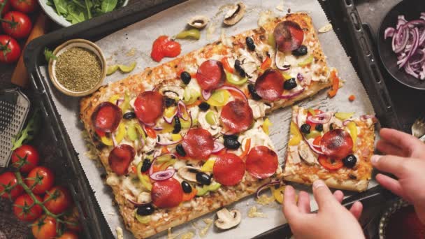 Köstliche Hausgemachte Rechteckige Pfefferoni Pizza Auf Einem Rustikalen Tisch Mit — Stockvideo