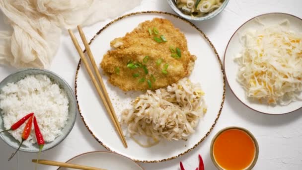Thai Style Fried Crispy Chicken Breast Breadcrumbs Served Rice Noodles — Αρχείο Βίντεο