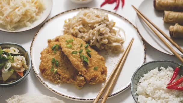 Thai Style Fried Crispy Chicken Breast Breadcrumbs Served Rice Noodles — Αρχείο Βίντεο