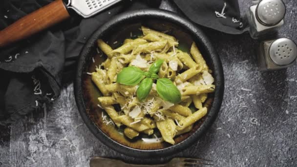 Pasta Parmesan Cheese Creamy Pesto Sauce Black Bowl Grey Stone — Vídeo de stock