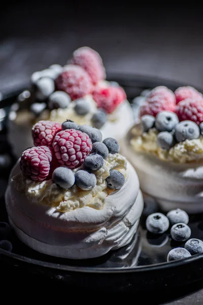 Delicious Mini Pavlova Meringue Desserts Served Frozen Frosty Berries Mascarpone — Photo