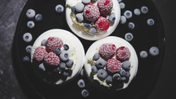 Delicious Mini Pavlova Meringue Desserts Served Frozen Frosty Berries Mascarpone — Stockvideo