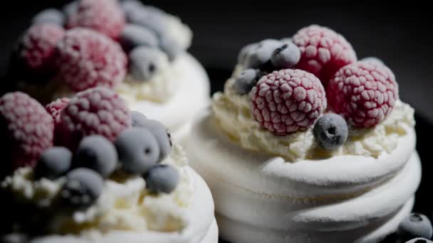 Delicious Mini Pavlova Meringue Desserts Served Frozen Frosty Berries Mascarpone — Stockvideo