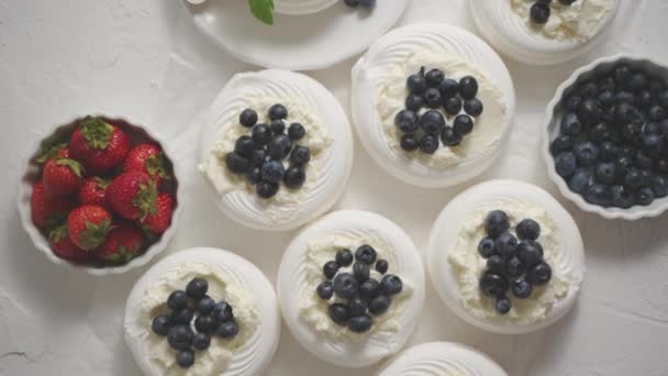 Homemade Delicious Mini Pavlova Meringue Made Fresh Berries Mascarpone Served — стоковое видео