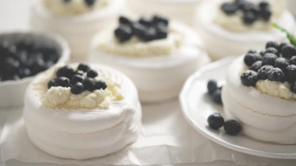 Homemade Delicious Mini Pavlova Meringue Made Fresh Berries Mascarpone Served — Αρχείο Βίντεο