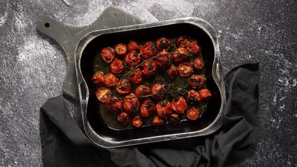 Tray Roasted Red Cherry Tomatoes Garlic Herbs Olive Top View — Vídeo de Stock