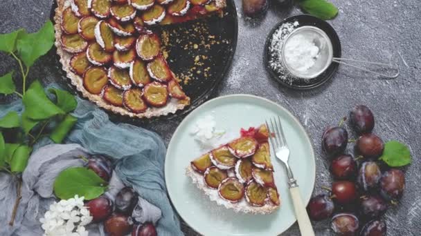 Delicious Plum Tart Dessert Dark Background Flat Lay — Vídeo de Stock