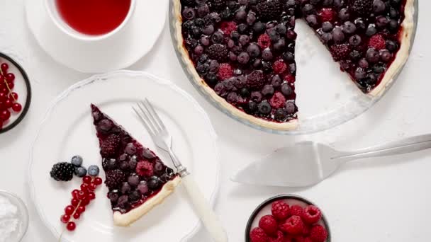 Delicious Homemade Piece Plate Whole Homemade Forest Berry Tart White — Vídeo de Stock