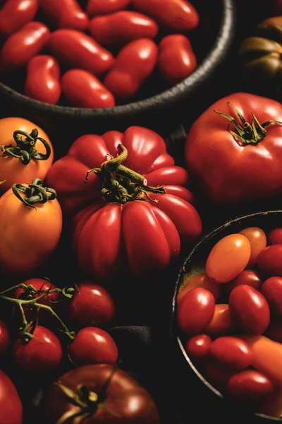 Fresh Raw Colorful Tomatoes Different Sizes Kinds Dark Backgound Top — Fotografia de Stock