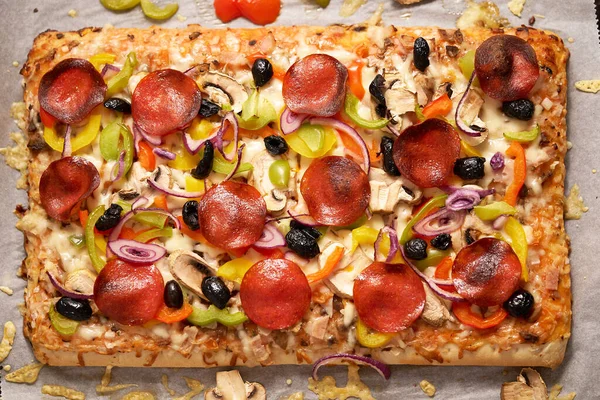 Delicious Homemade Rectangular Pepperoni Vegetables Pizza Top View Flat Lay — Zdjęcie stockowe