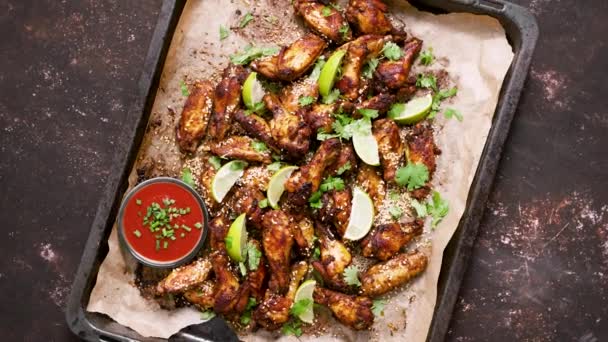Baked Delicious Homemade Chicken Wings Fresh Herbs Tomato Dip Lime — Stok video