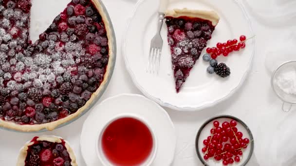 Homemade Fresh Blueberry Raspberry Tart Close Plate Table Top View — Vídeos de Stock