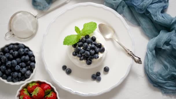 Delicious Mini Pavlova Meringue Nest Blueberry Mint Leaves Served White — Stockvideo