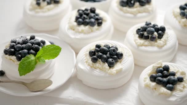 Homemade Delicious Mini Pavlova Meringue Made Fresh Berries Mascarpone Served — Stockvideo