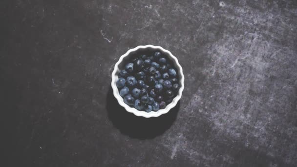 Fresh Organic Blueberry Mini Bowl Vintage Dark Table Concept Healthy — Vídeo de Stock