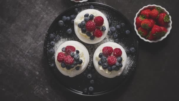 Смачні Міні Павлова Зливають Десерти Які Подають Замороженими Морозними Ягодами — стокове відео