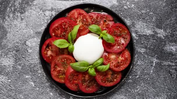 Burrata Cheese Served Fresh Tomatoes Basil Leaves Traditional Italian Salad — Stockvideo