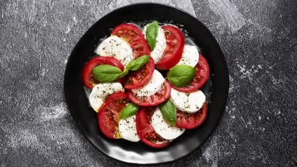 Salads Traditional Italian Burrata Mozzarella Cheese Arugula Tomatoes Dark Concrete — Stok video