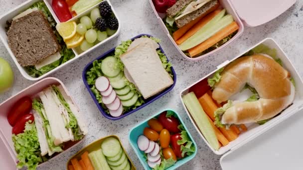 Шот Школьных Обедов Различными Полезными Питательными Блюдами Каменном Фоне Вид — стоковое видео