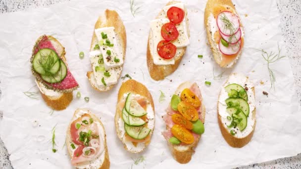 Ποικιλία Από Μικρά Σάντουιτς Τυρί Κρέμα Λαχανικά Και Σαλάμι Φτιαγμένο — Αρχείο Βίντεο